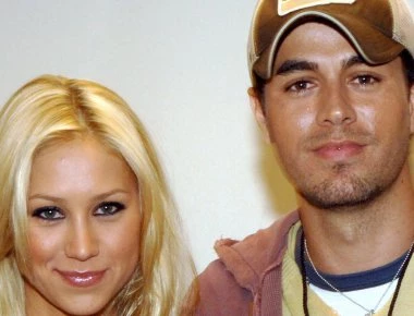 Μωρό τσέπης μετέτρεψε το παιδί του ο Ιγκλέσιας - Δείτε τον περίεργο τρόπο που το κρατάει (φωτό)